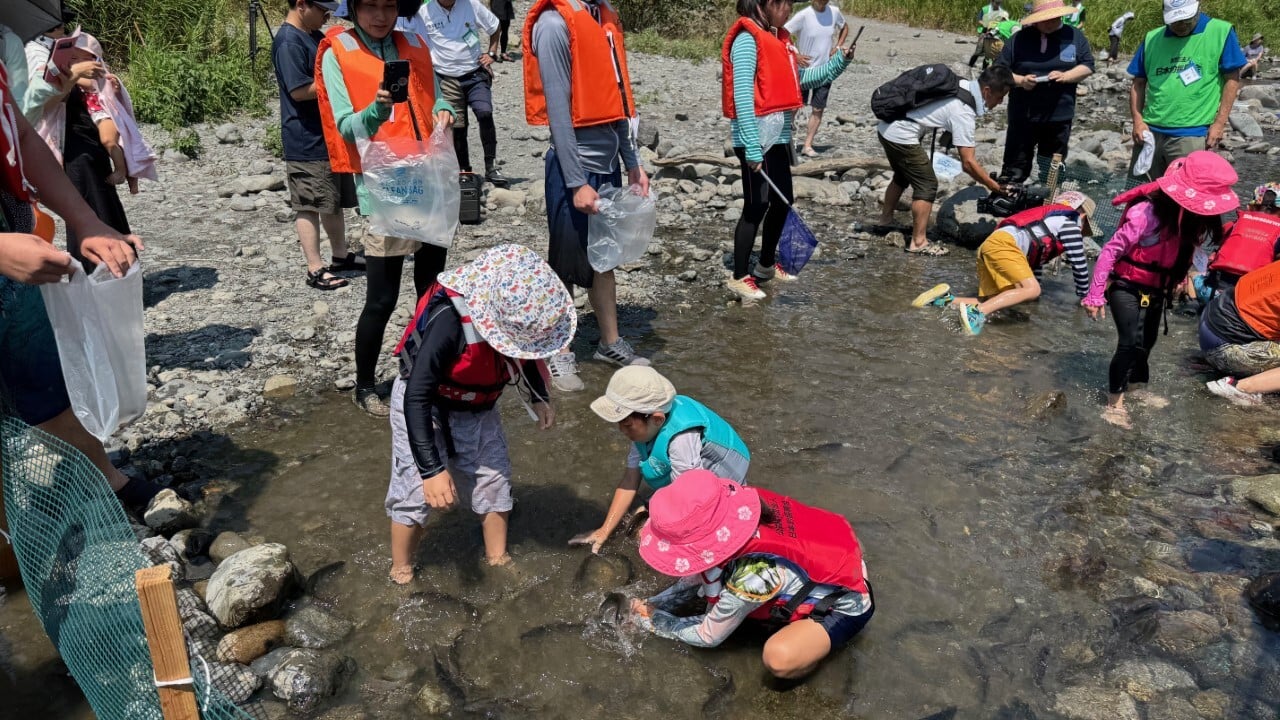ニジマスのつかみ取りを楽しむ子どもたち