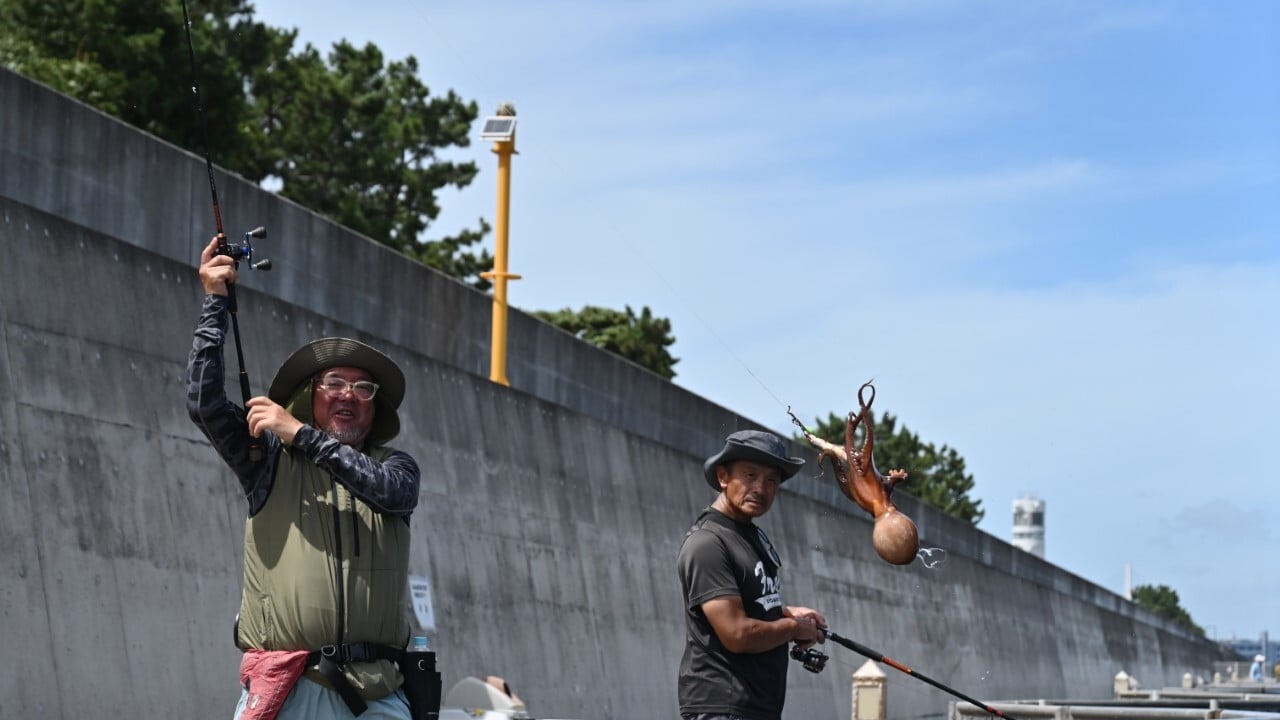 マダコを釣る筆者