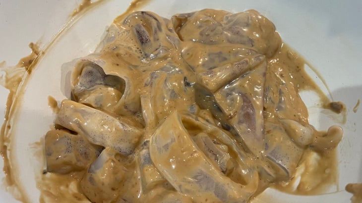 唐揚げの材料と和えたイカ