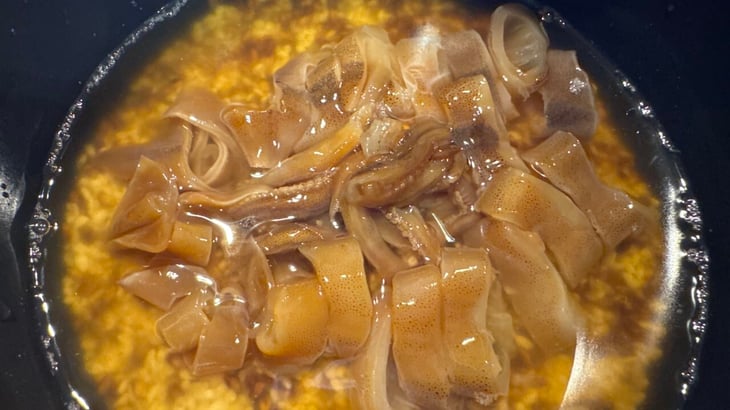 炊飯器に材料をいれる