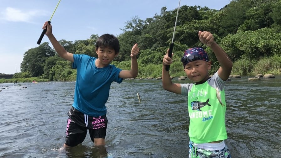 釣りを楽しむ子どもたち-1
