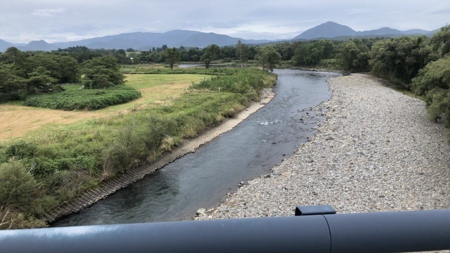 雫石川合流地点