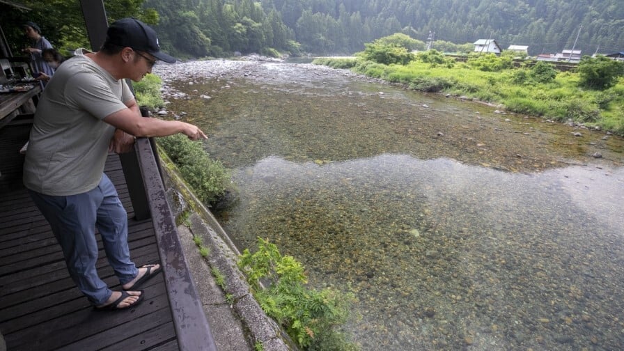 鮎川の裏手の板取川