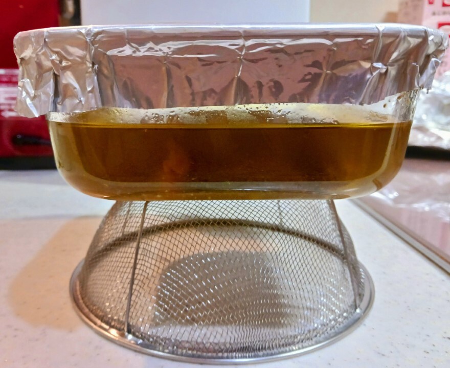 耐熱ガラスの容器に入れたハゼ