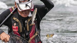 【アユ友釣り】オモリは第2の穂先！名手4人に学ぶ使い分け術