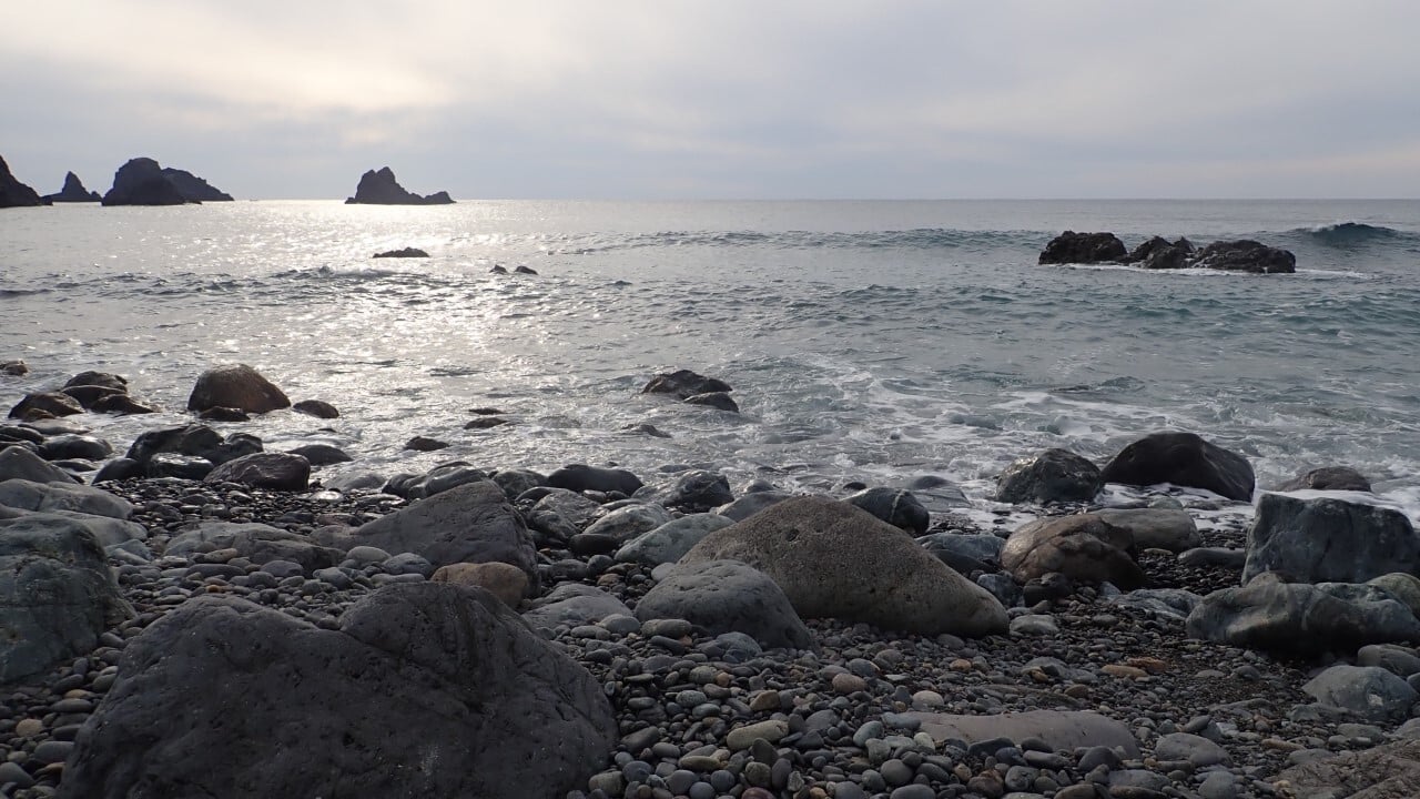 ゴロタ浜のサーフ