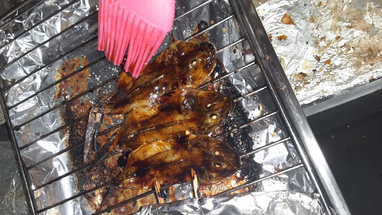 タレを塗りながら焼く