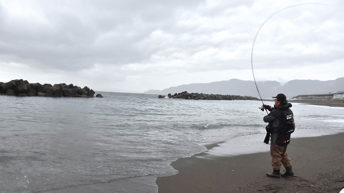 サーフのウキフカセ入門！ 砂利浜で渚のクロダイ釣り 前編 | 魚種別