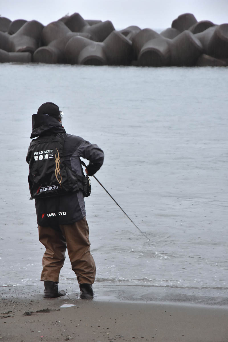 釣り人 サーフのウキフカセ入門！ 砂利浜で渚のクロダイ釣り 後編 | つり人