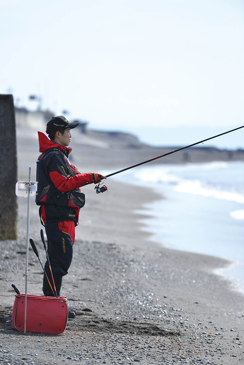 サーフのウキフカセ入門！ 砂利浜で渚のクロダイ釣り 後編 | つり人