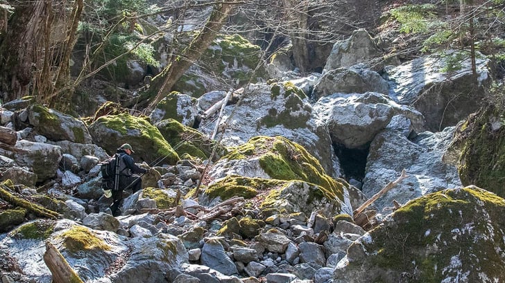 大岩を乗り越えた先に渓の核心部はあった