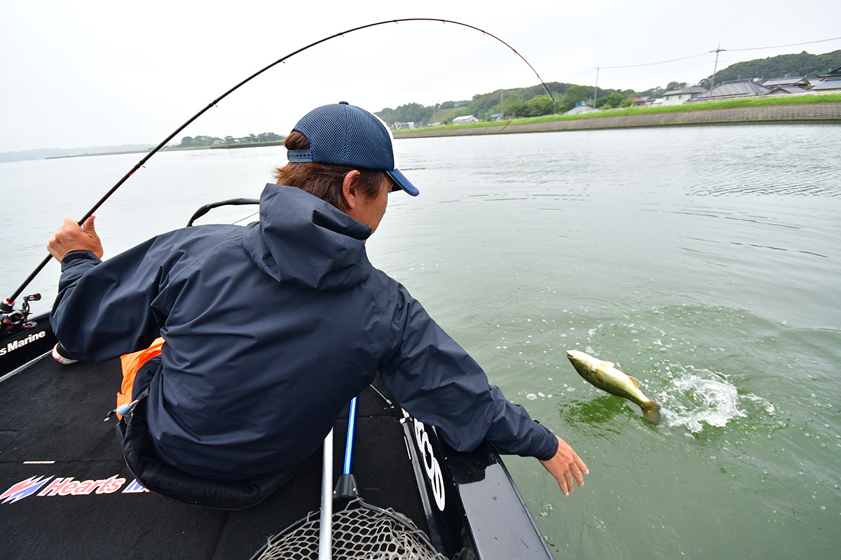 茨城県／霞ヶ浦 小型ノーシンカーで高速カバー撃ち・宮嶋駿介