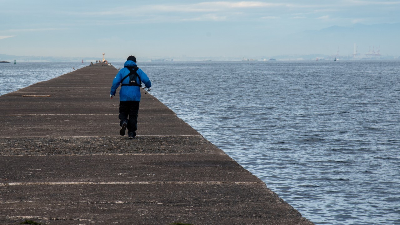 堤防を移動し流れなどの変化を探す荻野さん