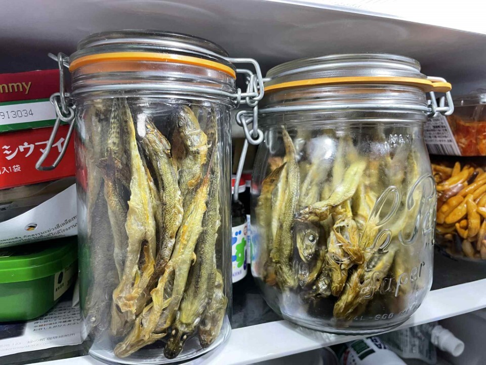 素焼きにしたハゼを瓶に入れて保存すれば骨酒や出汁などにも使える