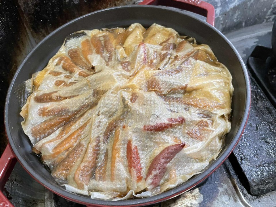 キッチンペーパーを上から被せて中火にかける