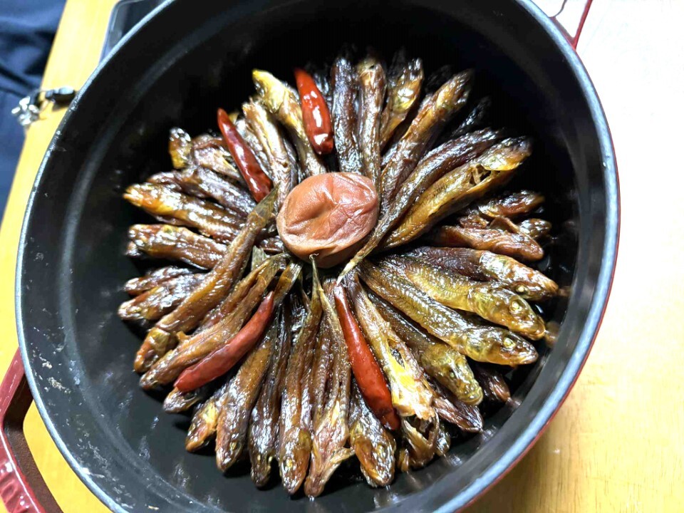 水分が飛ぶまで弱火で2〜3時間煮込む