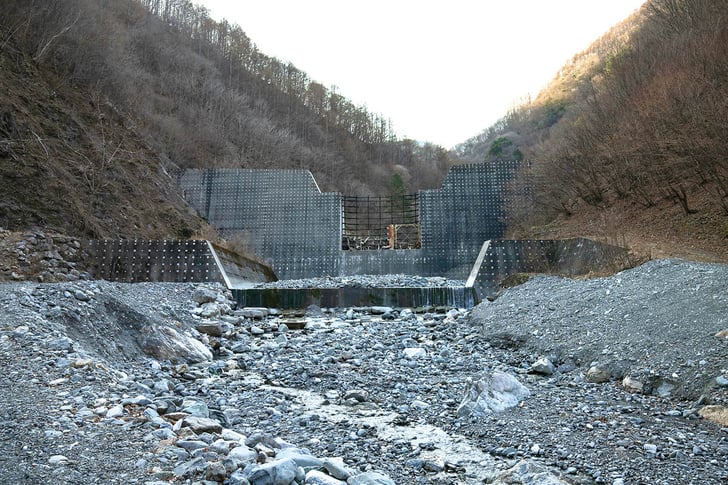 堰の下流は枯れ果てそうなほど水が乏しい。それでも上流は……
