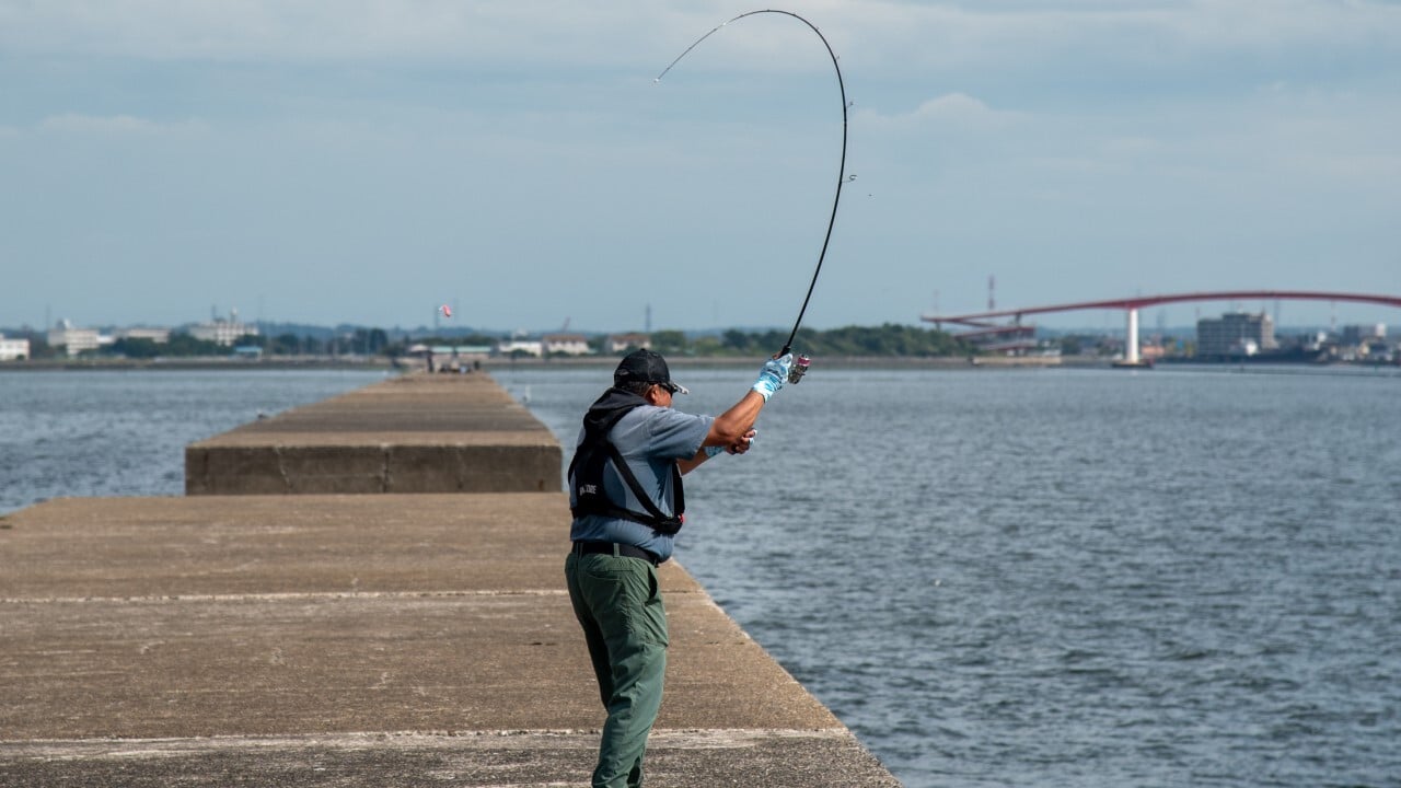 ルアーの重みを充分に乗せてロッドをしっかり曲げる