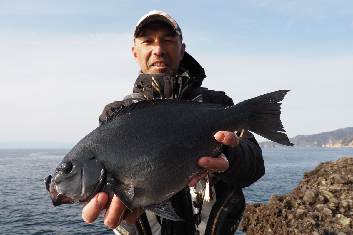 プロ野球界のレジェンド・和田一浩が絶景の磯でメジナをねらう 静岡県