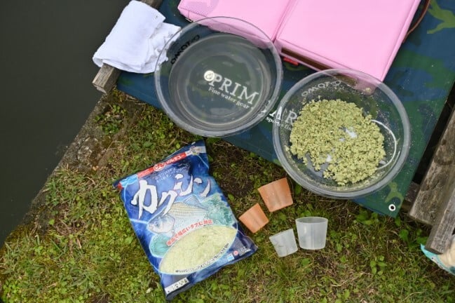ヘラブナ釣りのエサ作りに使う道具