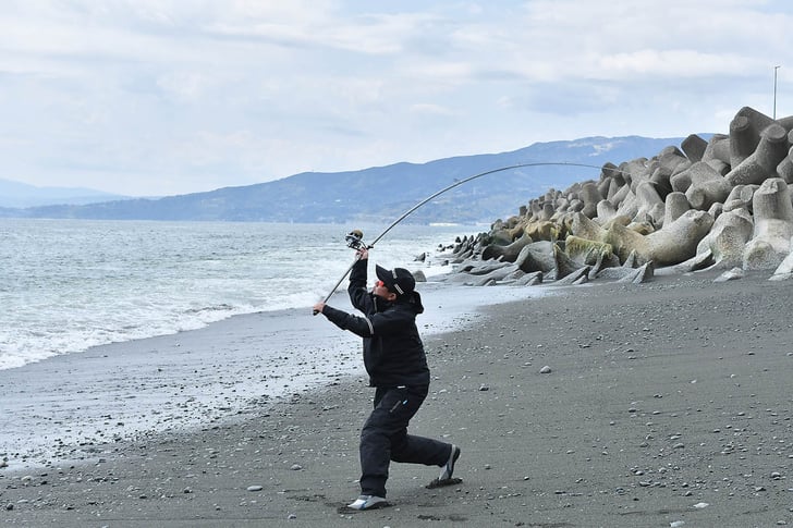 投げ釣り 遠投できる投げ方の基本を解説 目指せ0m超 後編 魚種別釣りガイド 投げ釣り 遠投できる投げ方の基本を解説 目指せ0m超 後編 魚種別釣りガイド