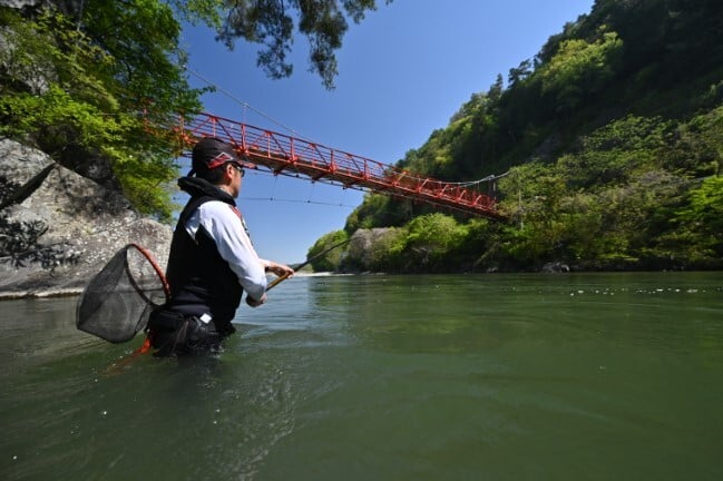 天竜川本流での釣り風景