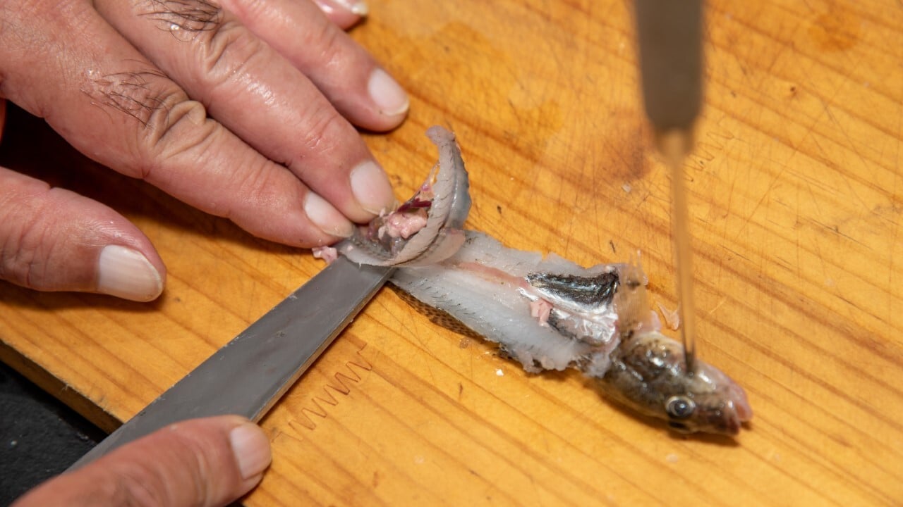残った背骨をすき取る際も左手で魚を抑えなくてもいいのでやりやすい。