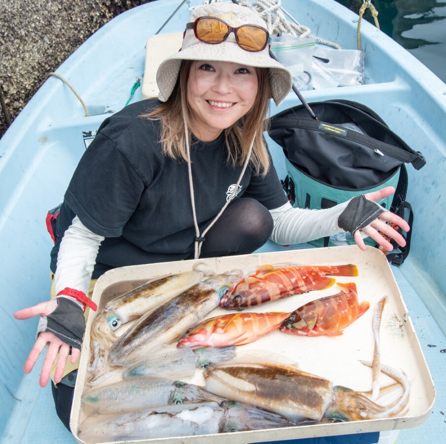 ボートエギングで釣れたアカハタとアオリイカ