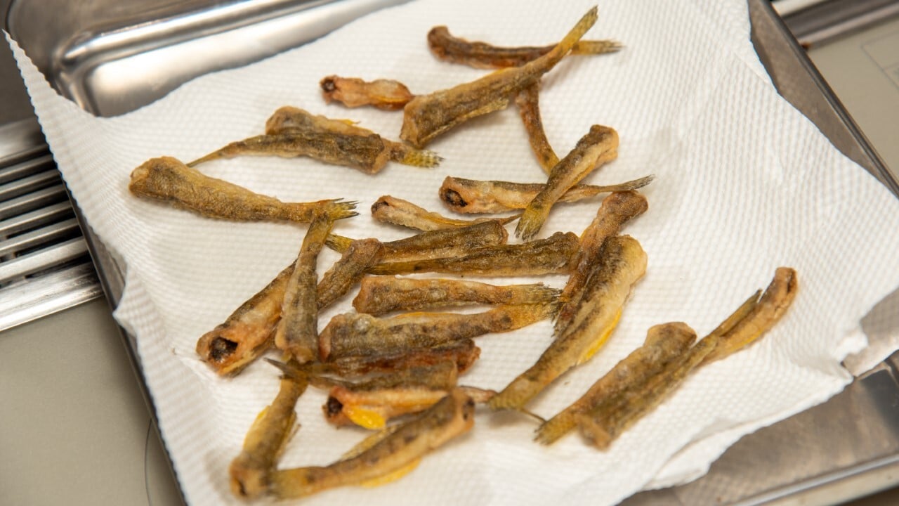 小麦粉を全体にまぶして180℃に熱した油できつね色になるまで揚げる。