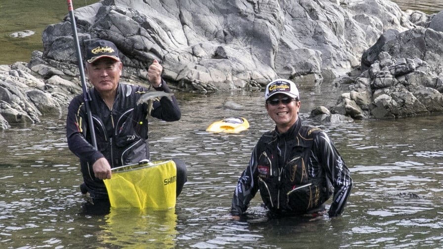 松谷村長のアユ釣りの様子