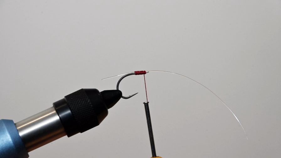 チモトの手前まで巻き留め、ズレていれば指で調整