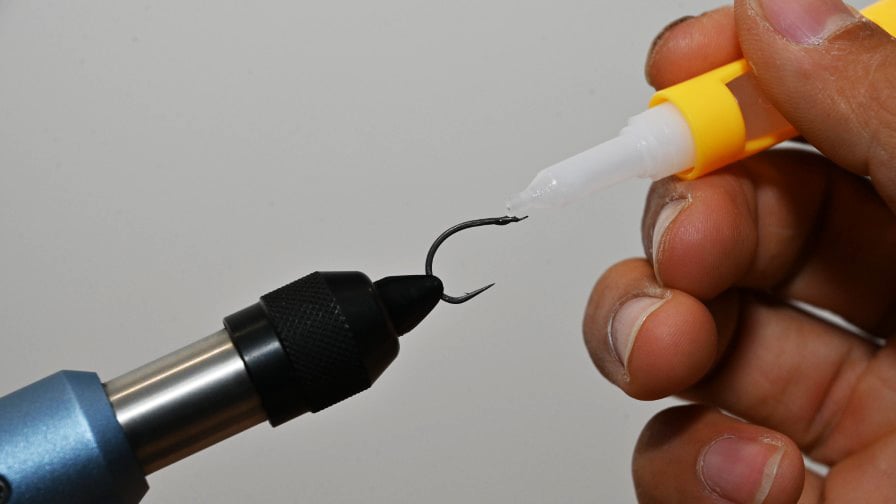 まず接着剤をシャンクに塗布する