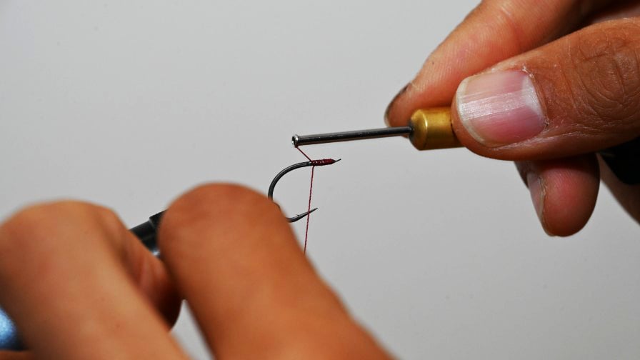 スレッドをチモト側から下巻きして端イトをカット