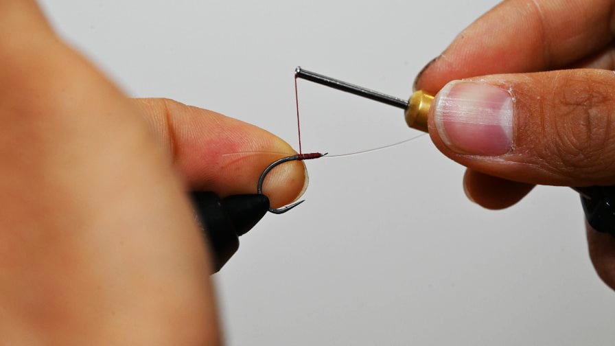 アイとなるフロロカーボンをチモト側に向かって巻き留めていく