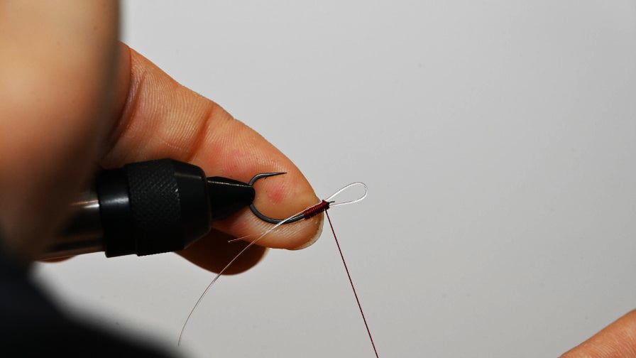 ハリの向きを逆さにする。フロロカーボンを折り返して巻き留め