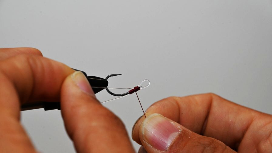 数回巻いたら端イトを引いてアイの大きさを調整する