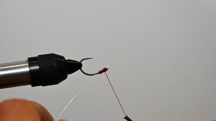 アイが大きくなるとロングシャンクと同じことになるのでスプリットリングが通る最低限の大きさにする