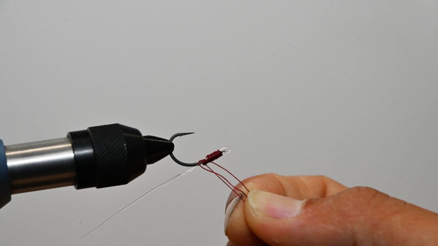 巻き留めたらハーフヒッチを2回してスレッドをカット