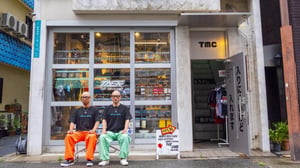 通天閣のそばに、古着屋みたいな釣具店。アパレル出身の2人が開いたバス専門店「TASF」