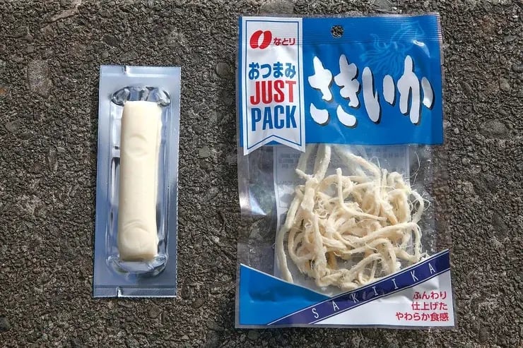 テナガエビの代用エサのチーズとサキイカ