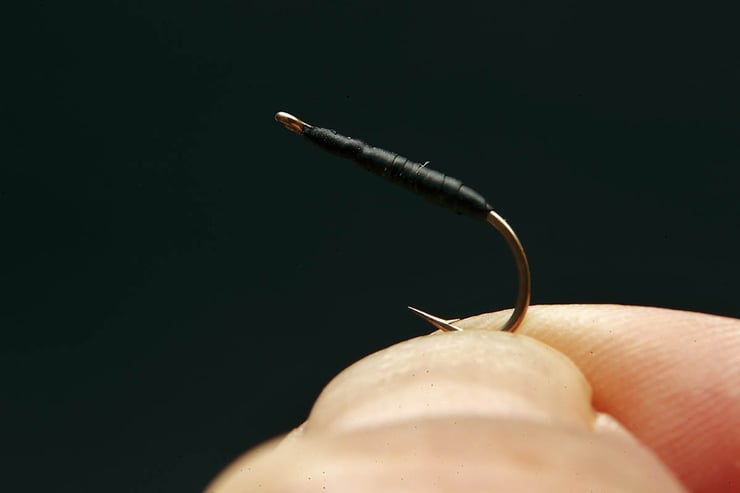6.アイまで巻いたらハサミでカット。太さはこれくらいが目安で接着剤は必要ない。
