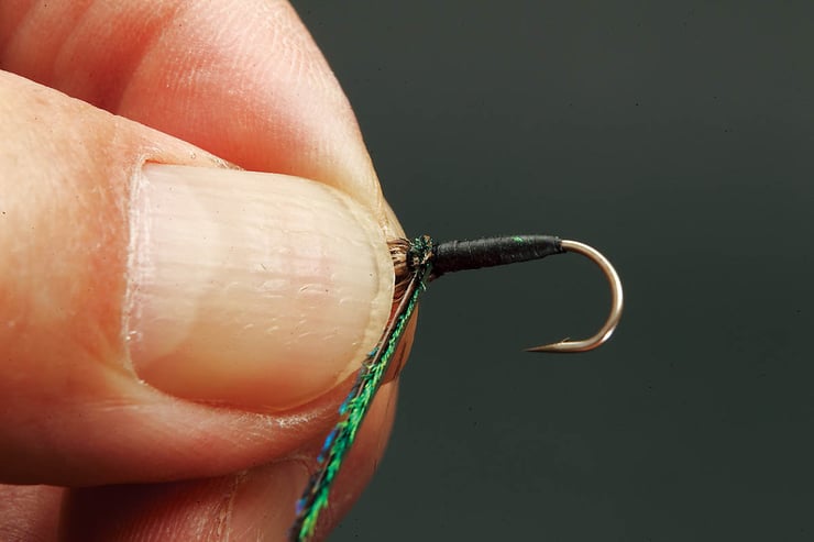 18.羽根の根元にピーコックソードを留める。