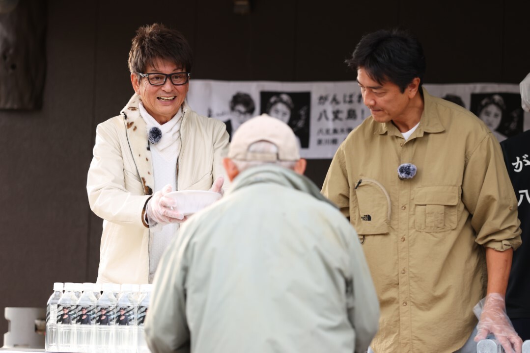 島民にうどんを振る舞う哀川翔さんと原田龍二さん