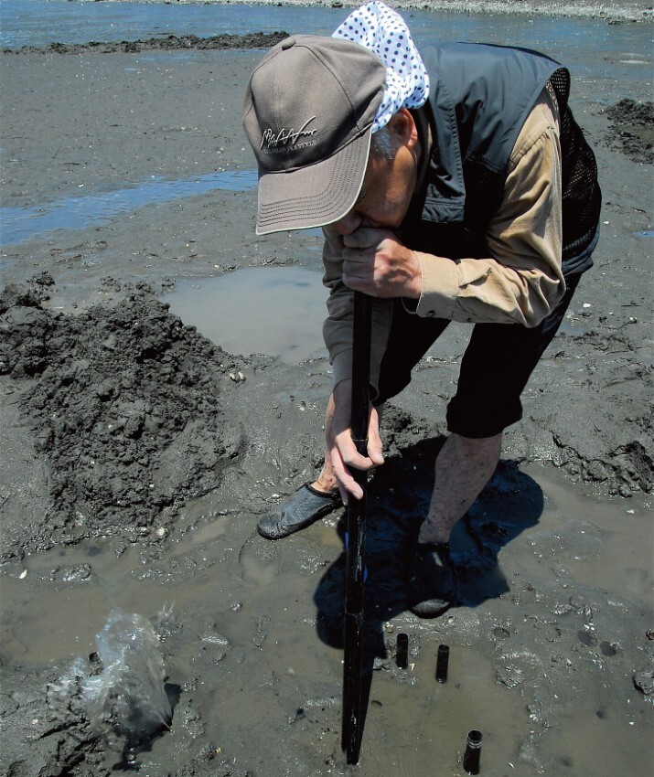 釣り針に掛かったアナジャコ