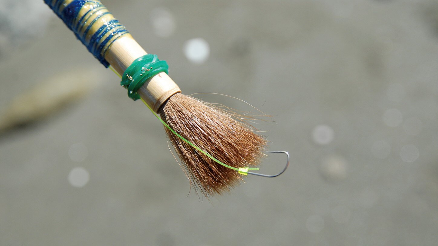 筆に釣り針を付ける