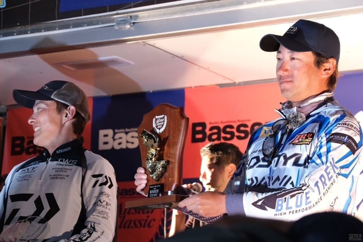 Basser Allstar Classic 2025の優勝トロフィーを手にする青木大介さん