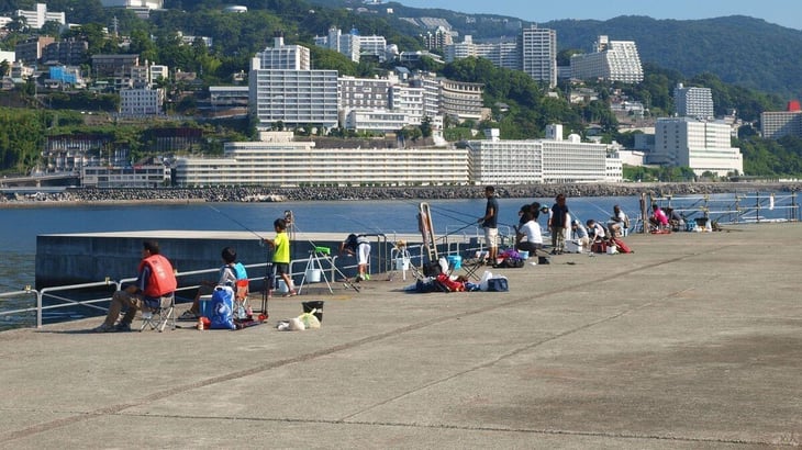 釣り人でにぎわう堤防