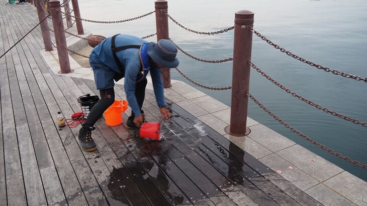 足場を水で流す釣り人