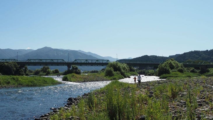 山あいを流れる川。山の森と川は、その先の海までつながっている