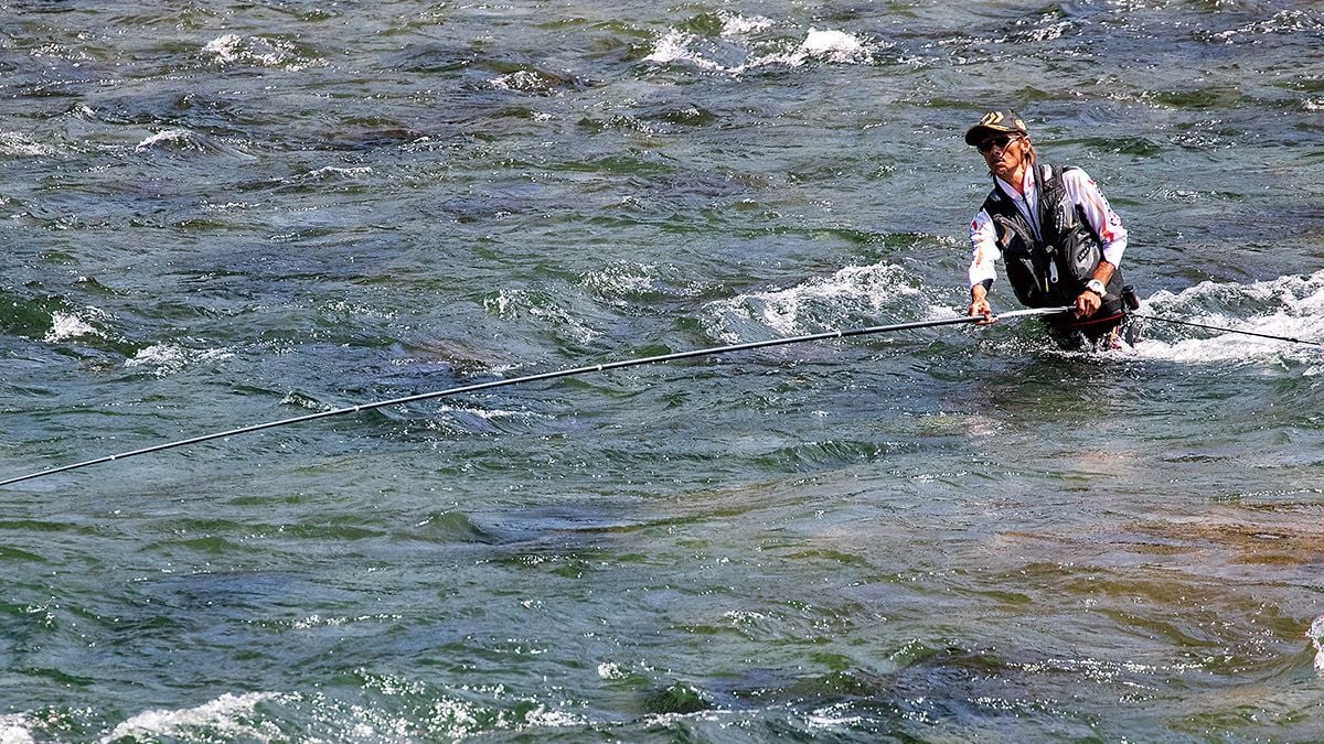 鮎釣り】梅雨明けに試したい鮎釣りの技「強制ボルダリング引き」 | 魚種別釣りガイド